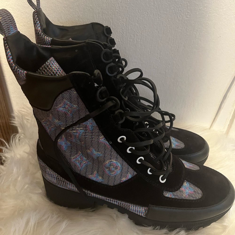 Authentic Louis Vuitton LAUREATE Desert boots